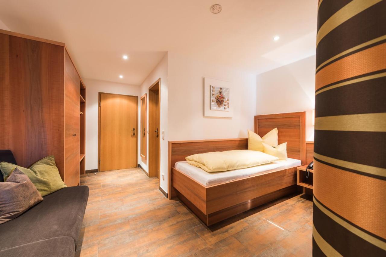 Hotel Ariadne Розенхайм Екстериор снимка